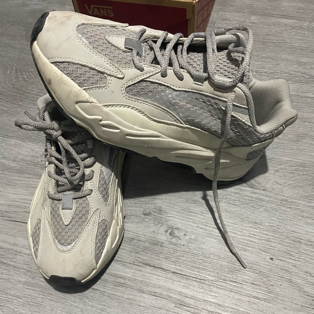 Yeezy 700 v2 static